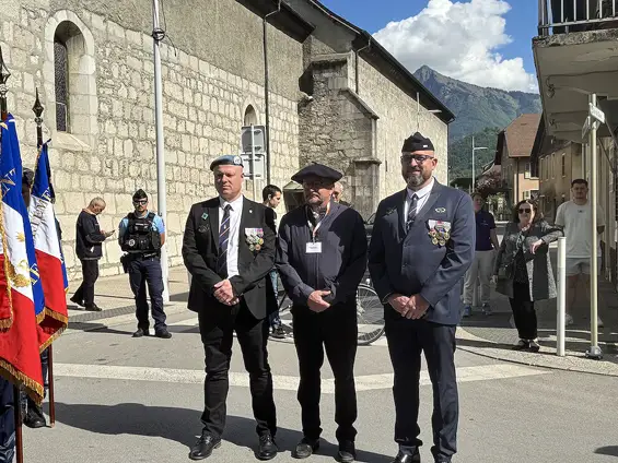 La Ville de Cluses a rendu hommage aux femmes et aux hommes morts pour la France, à travers plusieurs temps de mémoire au cimetière du Chevran, devant la stèle du souvenir puis au monument aux Morts.