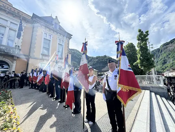 La Ville de Cluses a rendu hommage aux femmes et aux hommes morts pour la France, à travers plusieurs temps de mémoire au cimetière du Chevran, devant la stèle du souvenir puis au monument aux Morts.