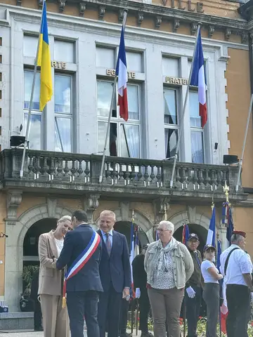 La Ville de Cluses a rendu hommage aux femmes et aux hommes morts pour la France, à&nbsp;travers plusieurs temps de mémoire au cimetière du Chevran, devant la stèle du souvenir puis au monument aux Morts.