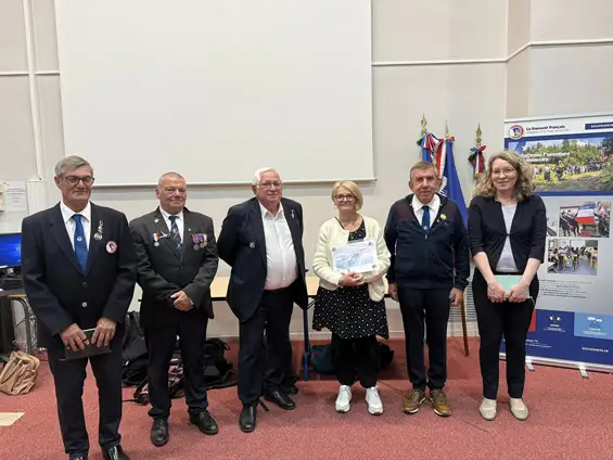 Cluses — un cheque de 1450€ a été remis au collège Geneviève Anthonioz de Gaulle