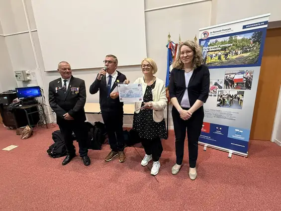 Cluses — un cheque de 1450€ a été remis au collège Geneviève Anthonioz de Gaulle