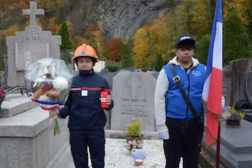 Devant chaque tombe, un jeune sapeur-pompier et un élève de l’école des porte-drapeaux faisaient un piquet d’honneur pour rendre hommage aux disparus. Photo Le DL/Frank Tighello