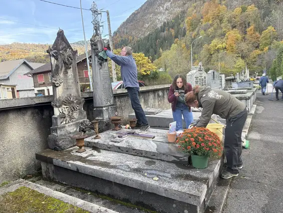 Vidéo — Entretien des tombes des Morts pour la France à Cluses et reportage de 8 Mont-Blanc