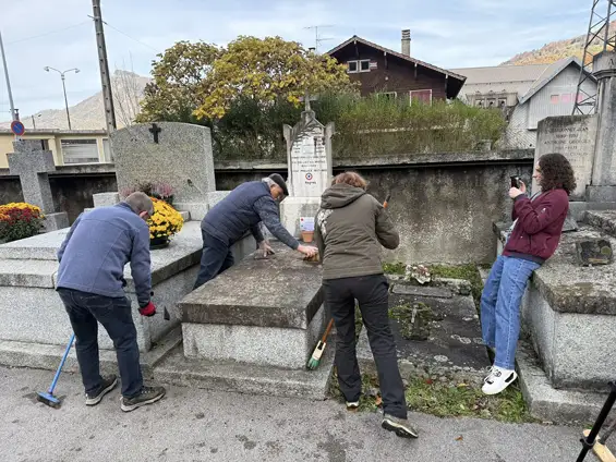 Vidéo — Entretien des tombes des Morts pour la France à Cluses et reportage de 8 Mont-Blanc