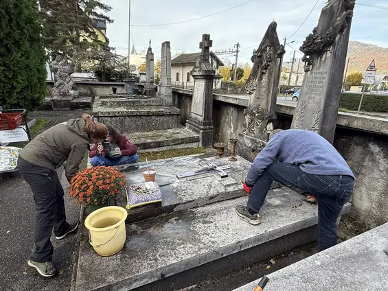 Vidéo — Entretien des tombes des Morts pour la France à Cluses et reportage de 8 Mont-Blanc