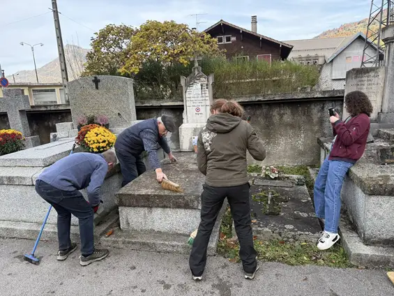 Vidéo — Entretien des tombes des Morts pour la France à Cluses et reportage de 8 Mont-Blanc