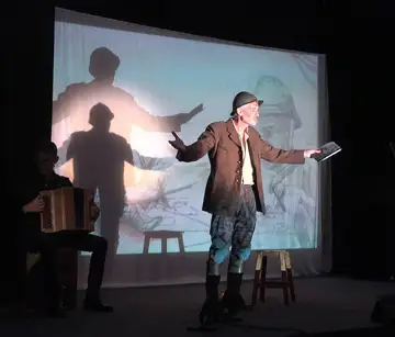 Fraternisons , c’est le spectacle que proposent, jeudi 20 novembre à 20 heures au théâtre Les Allos, le Souvenir français du canton de Cluses et l’Union nationale des combattants de Cluses, avec l’appui de la municipalité. Noël 1914, au cœur de l’horreur, un élan fraternel rapproche pourtant des cousins plus ou moins germains. Naît alors dans le cœur du personnage un sentiment profond de révolte, une furieuse urgence de désobéir.