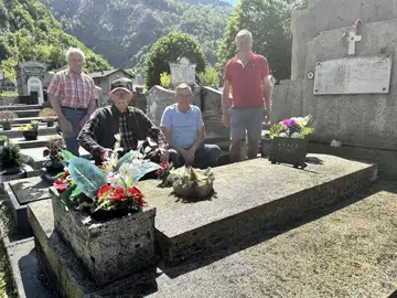 Le Souvenir Français de Cluses a procédé au nettoyage 2026 des tombes des Morts pour la France de la Grande Guerre (1914-1918), au cimetière de Cluses. Une opération menée avec soin et respect, symbole du devoir de mémoire que nous portons collectivement envers ceux qui ont donné leur vie pour la patrie.