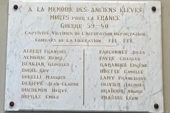 Cluses — Plaque aux élèves et personnel du lycée Charles Poncet - cluses-plaque-ecole-horlogerie-1939-1945