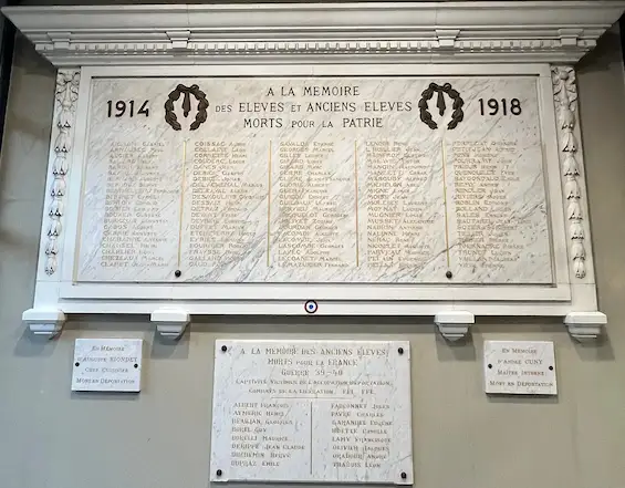 Cluses — Lycée Charles Poncet, à la mémoire des élèves et anciens élèves de l'École Nationale d'Horlogerie (ENH) morts pour la patrie lors du conflit de 1914-1918.