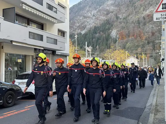 La cérémonie à débuté par un hommage aux 22 morts pour la France inhumés dans le cimetière du Chevran avec la participation de la section de Cluses des Jeunes sapeurs-pompiers, des cadets de la sécurité civile et des jeunes porte-drapeaux du [ecole]collège Geneviève de Gaulle[/ecole] et du Souvenir Français. Chaque tombe a été honorée et décorée d'une gerbe.