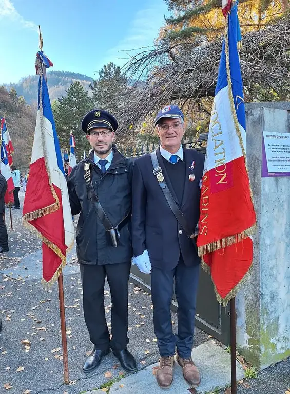 La cérémonie à débuté par un hommage aux 22 morts pour la France inhumés dans le cimetière du Chevran avec la participation de la section de Cluses des Jeunes sapeurs-pompiers, des cadets de la sécurité civile et des jeunes porte-drapeaux du [ecole]collège Geneviève de Gaulle[/ecole] et du Souvenir Français. Chaque tombe a été honorée et décorée d'une gerbe.