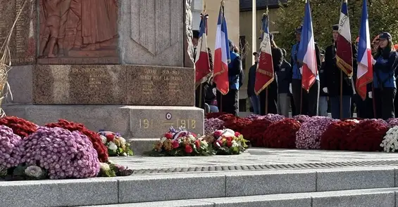 La cérémonie à débuté par un hommage aux 22 morts pour la France inhumés dans le cimetière du Chevran avec la participation de la section de Cluses des Jeunes sapeurs-pompiers, des cadets de la sécurité civile et des jeunes porte-drapeaux du [ecole]collège Geneviève de Gaulle[/ecole] et du Souvenir Français. Chaque tombe a été honorée et décorée d'une gerbe.