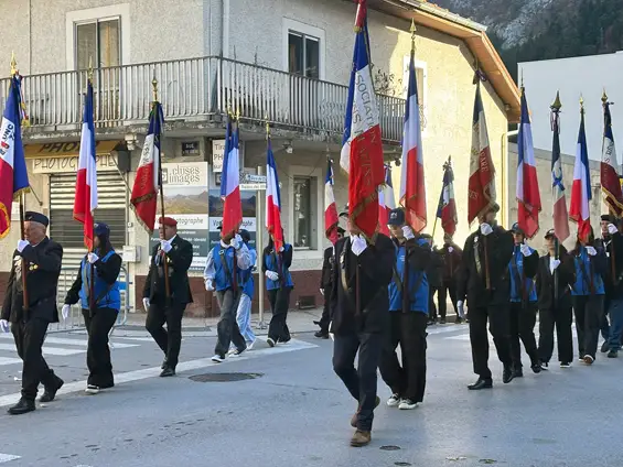 La cérémonie à débuté par un hommage aux 22 morts pour la France inhumés dans le cimetière du Chevran avec la participation de la section de Cluses des Jeunes sapeurs-pompiers, des cadets de la sécurité civile et des jeunes porte-drapeaux du [ecole]collège Geneviève de Gaulle[/ecole] et du Souvenir Français. Chaque tombe a été honorée et décorée d'une gerbe.