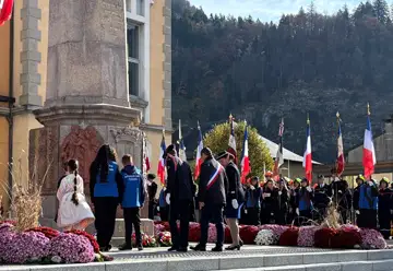 La cérémonie à débuté par un hommage aux 22 morts pour la France inhumés dans le cimetière du Chevran avec la participation de la section de Cluses des Jeunes sapeurs-pompiers, des cadets de la sécurité civile et des jeunes porte-drapeaux du [ecole]collège Geneviève de Gaulle[/ecole] et du Souvenir Français. Chaque tombe a été honorée et décorée d'une gerbe.