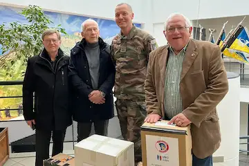 Remise de près de 50 kilos de denrées alimentaires à la 6ᵉ compagnie du 27e BCA — Jacques Gonne, Jean-Paul Ducimetiere, Sébastien Dromard, Jean-François Bocquet