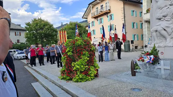Viuz-en-Sallaz — Comémmoration du 14 juillet 2025 avec Agathe et Julie, jeunes porte-drapeaux