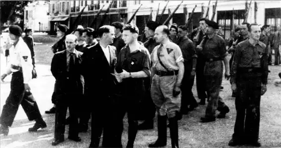 Le comite de liberation d'Évian. de droite a gauche : Ie Dr Escoubes, Bernard Epelbeim , Lucien Bonnaz, Lelloir. Louis Ruffin, aux cotes du peloton qui va defiler, sera Ie chef du groupe des 17 maquisards
