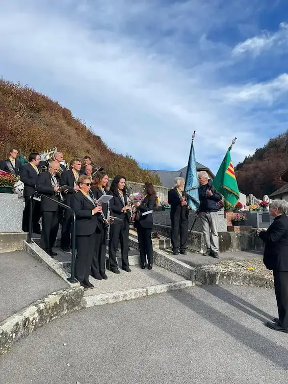 Une superbe et émouvante cérémonie du 11 novembre ce matin à Cluses aux monuments aux morts