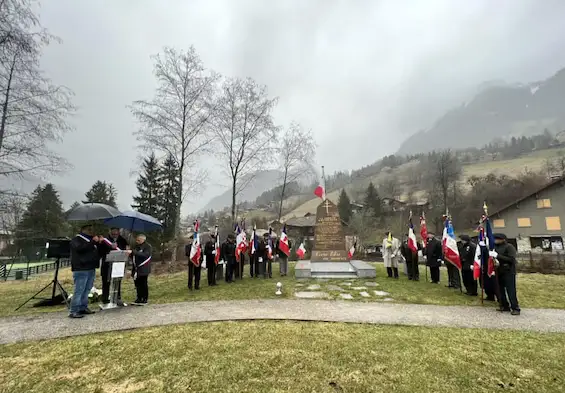 Hommage au lieutenant Tom Morel et à tous les résistants du Plateau des Glièresà la Stèle vivre libre ou mourir