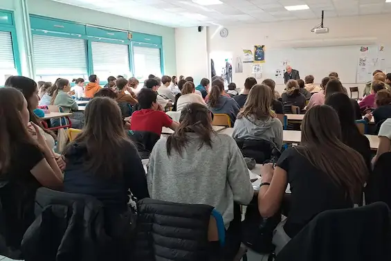 exposé devant un parterre de 85 élèves des classes de 3e du collège Jean-Marie Molliet de Boëge