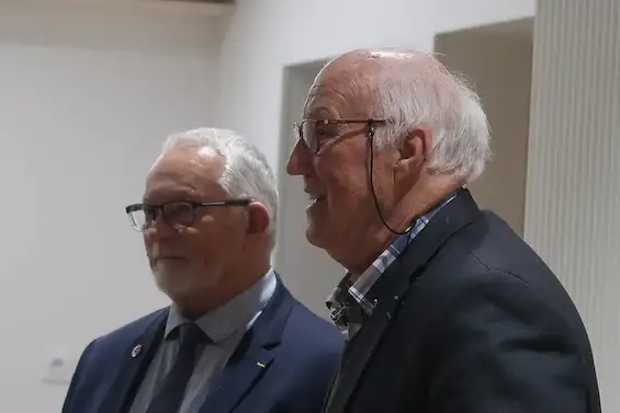 Michel Germain (au premier plan), accompagné de René Perrissin, est notamment venu à la rencontre des collégiens de Boëge pour parler de la résistance en Haute-Savoie.