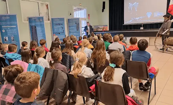 ces écoliers ayant déjà été sensibilisés à la Résistance et aux parachutages de Plaine-Joux - Chaîne d'Or leur des chemins de la Mémoires organisés par l'USEP le 26 mai dernier