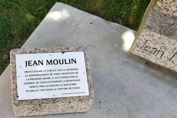 Cran-Gervier : Stèle en hommage à Jean Moulin, au sein d'un espace qui porte son nom