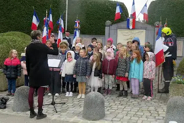 Cruseilles — 11 Novembre 2024 : une cérémonie pleine de jeunesse : De nombreux enfants ont chanté et lu des poèmes et lettres de Poilus. Photo Le DL/Louis Jacquemoud