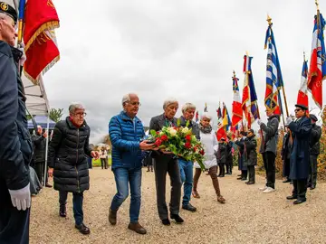 Les familles des victimes ont déposé une gerbe devant le bloc de granit de 21 tonnes réalisé par Jean-Marc Challier, qui est également l’auteur de la stèle dévoilée aujourd’hui. Photo Le DL/S.B.