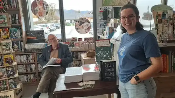La soirée s’est conclue dans la convivialité autour du verre de l’amitié. La librairie « Les Bouquineuses », partenaire de l’événement, proposait sur place plusieurs ouvrages de l’auteur, que ce dernier a dédicacés avec plaisir au fil des rencontres informelles.