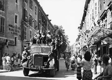 Le 20 août 1944. Les FFI, sur de très nombreux camions, font leur entrée dans Annecy libérée. — André Carteron / Source : © Arch. dép. Haute-Savoie,