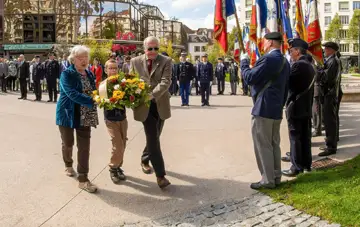Dimanche 27 avril, au Square des Martyrs, à Annecy, a eu lieu une cérémonie en hommage aux victimes de la barbarie nazie. — Dépôt de gerbe par Lucie Métral, Rayan, petit-fils d’André Métral, et Jean-François Martignole, vice-président de la de la Fédération nationale des déportés internés résistants et patriotes. Photo Le DL/Serge Bocquet