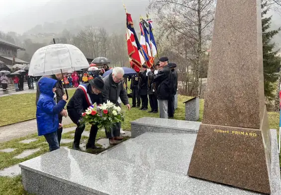 Dépit de gerbe en hommage au lieutenant Tom Morel et à tous les résistants du Plateau des Glièresà la Stèle vivre libre ou mourir