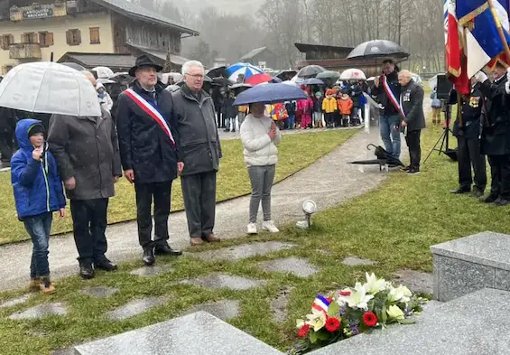 Dépit de gerbe en hommage au lieutenant Tom Morel et à tous les résistants du Plateau des Glièresà la Stèle vivre libre ou mourir