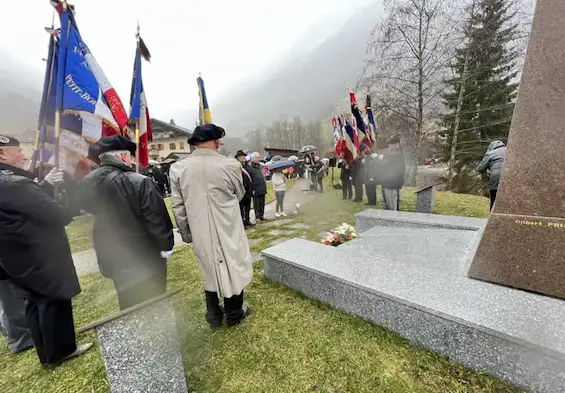 Honneur au lieutenant Tom Morel et à tous les résistants du Plateau des Glièresà la Stèle vivre libre ou mourir