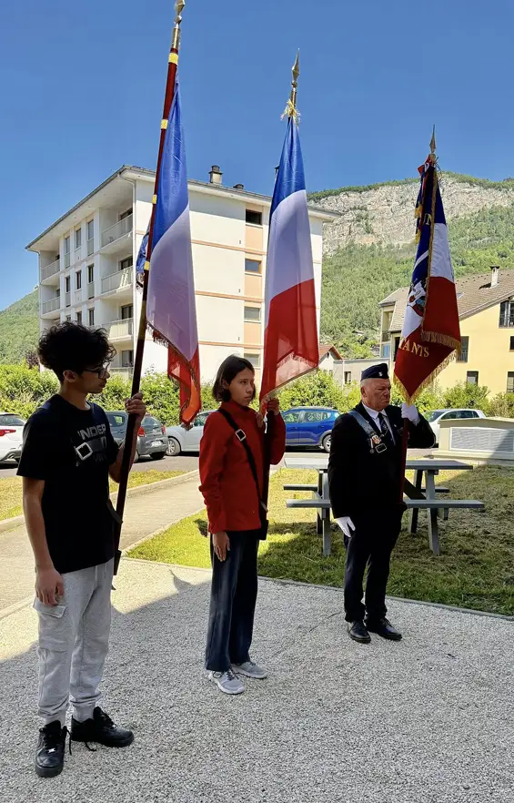 Bonneville — Devenir porte-drapeaux : dix collégiens du collège Samivel reçus à la formation