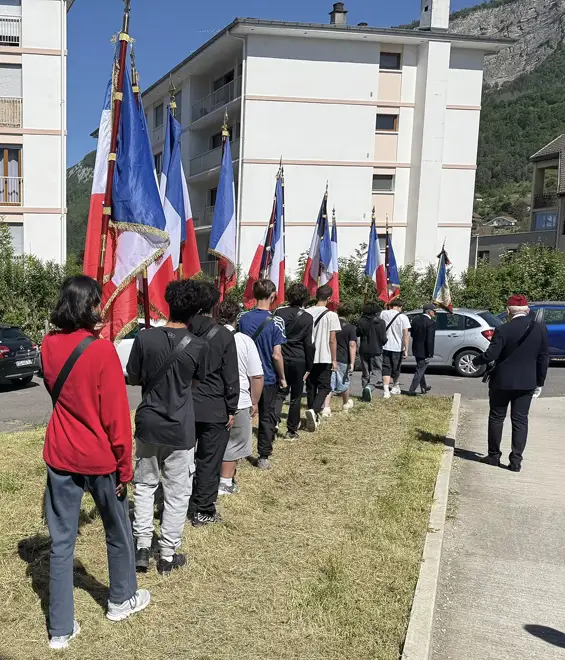 Bonneville — Devenir porte-drapeaux : dix collégiens du collège Samivel reçus à la formation