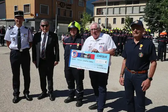 Chaque année pour le 11 novembre la section des Jeunes Sapeurs Pompiers de Cluses est présente au cimetière et aide au fleurissement des tombes des MPF de 14/18. L’UNC et le Souvenir Français de Cluses suite à la recette d’une manifestation ont fait un don à la section pour la présence sans faille de l’engagement de ces jeunes.