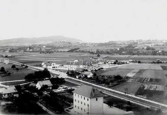 L’école des Fins en 1939 vue depuis le clocher de l’église des Fins source photo : Yves Mairot crédit photo : D.R