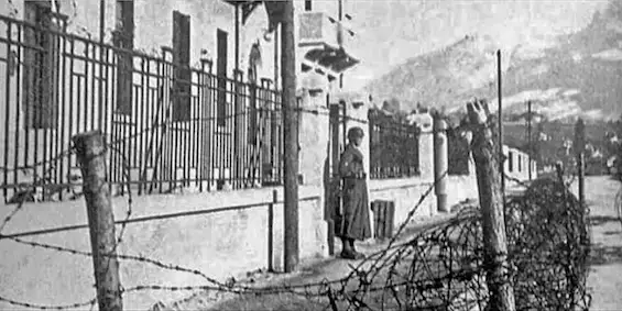 Un planton Allemand garde l'entrée de l'école des Fins à Annecy en 1943/1944