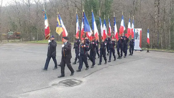 Formation des jeunes porte-drapeaux avec les cadets pompiers de Frangy - École des jeunes porte-drapeaux de Haute-Savoie EJP74