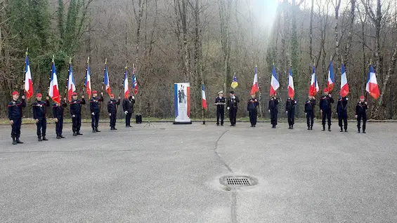 Formation des jeunes porte-drapeaux avec les cadets pompiers de Frangy - École des jeunes porte-drapeaux de Haute-Savoie EJP74