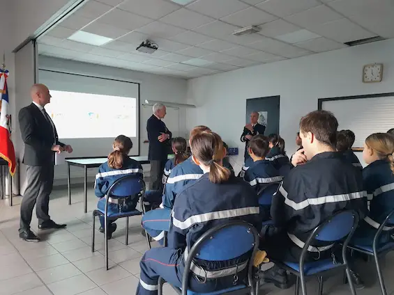 Formation des jeunes porte-drapeaux avec les cadets pompiers de Marnaz-Scionzier - École des jeunes porte-drapeaux de Haute-Savoie EJP74