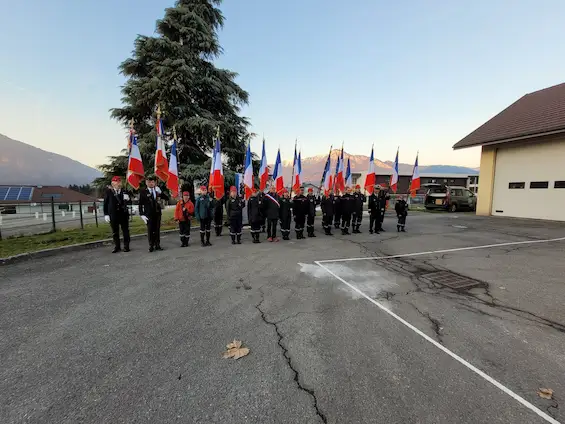 Formation des jeunes porte-drapeaux avec les cadets pompiers de Marnaz-Scionzier - École des jeunes porte-drapeaux de Haute-Savoie EJP74