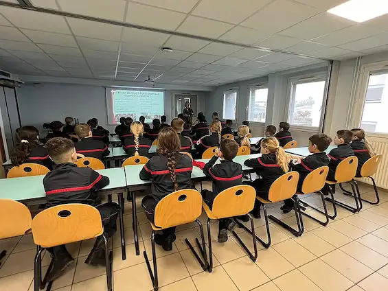 Rumilly — 32 jeunes sapeurs-pompiers en formation porte-drapeaux (EJP74)