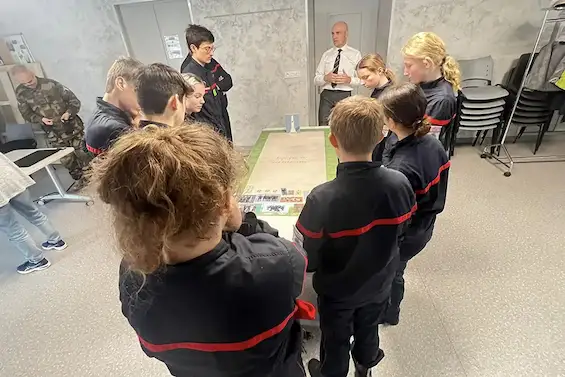 École des jeunes porte-drapeaux avec les Jeunes Sapeurs-pompiers de Saint-Jeoire