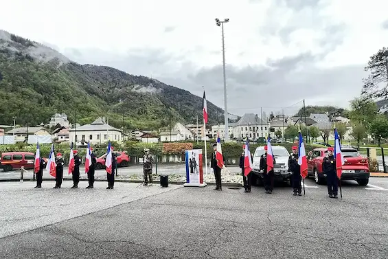 École des jeunes porte-drapeaux avec les Jeunes Sapeurs-pompiers de Saint-Jeoire