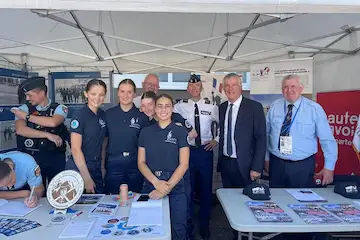 Le stand de l'EJP74 — Remise de diplômes à des cadets gendarmes lors des journées portes ouvertes de la Gendarmerie de Haute-Savoie.