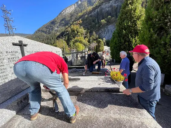 Entretien tombe militaire et pose du macaron et de la cocarde du souvenir français